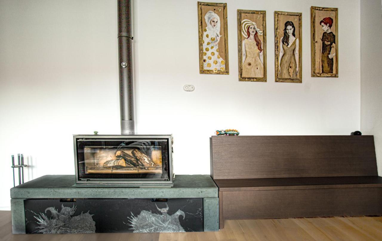 Contemporary Apartment With Fireplace & Terrace 반스카비스트리카 외부 사진
