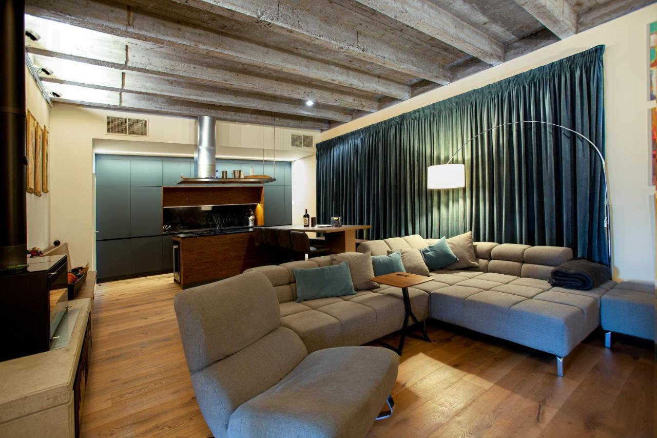 Contemporary Apartment With Fireplace & Terrace 반스카비스트리카 외부 사진